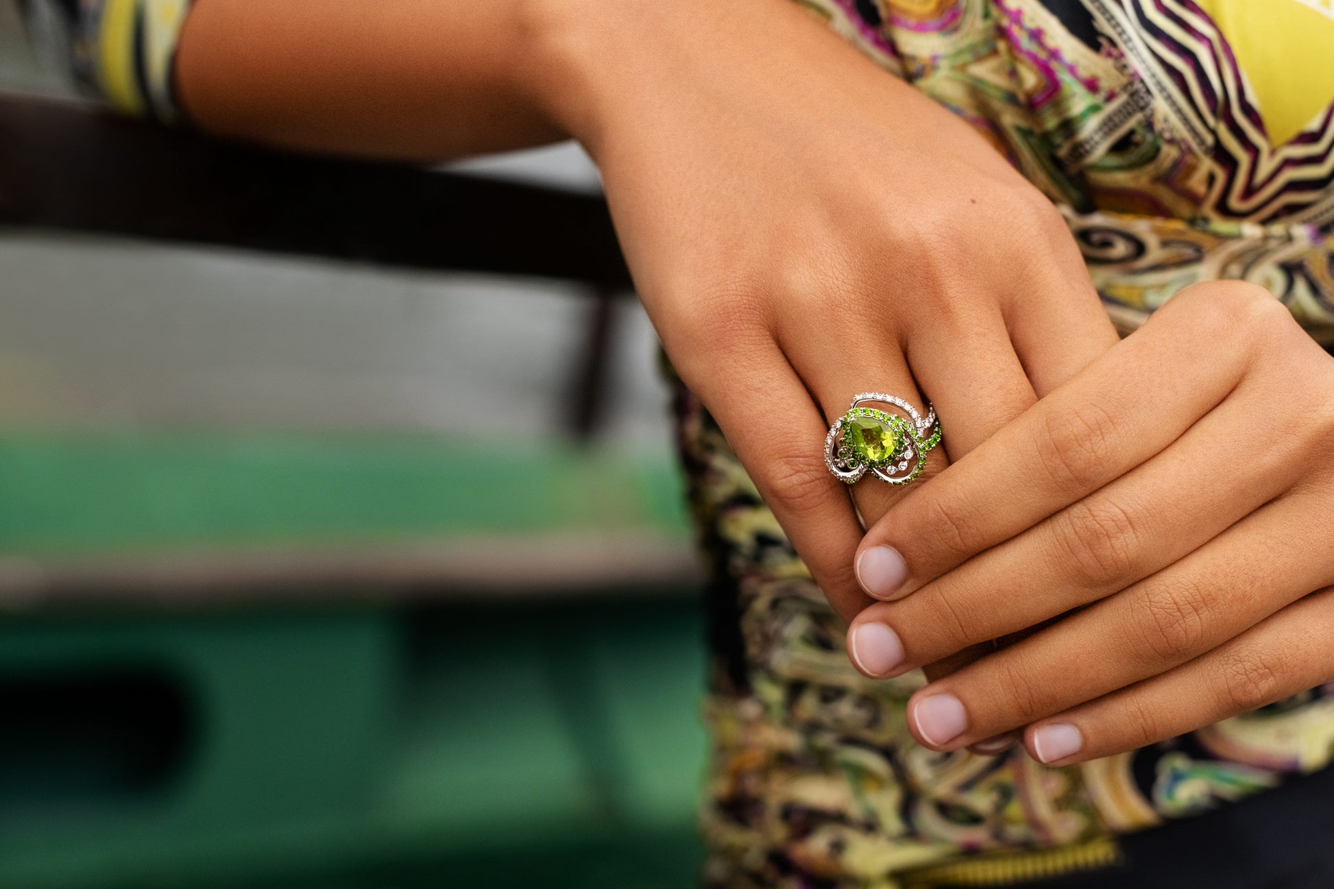 خاتم الأناقة المتألقة من حجر الزبرجد