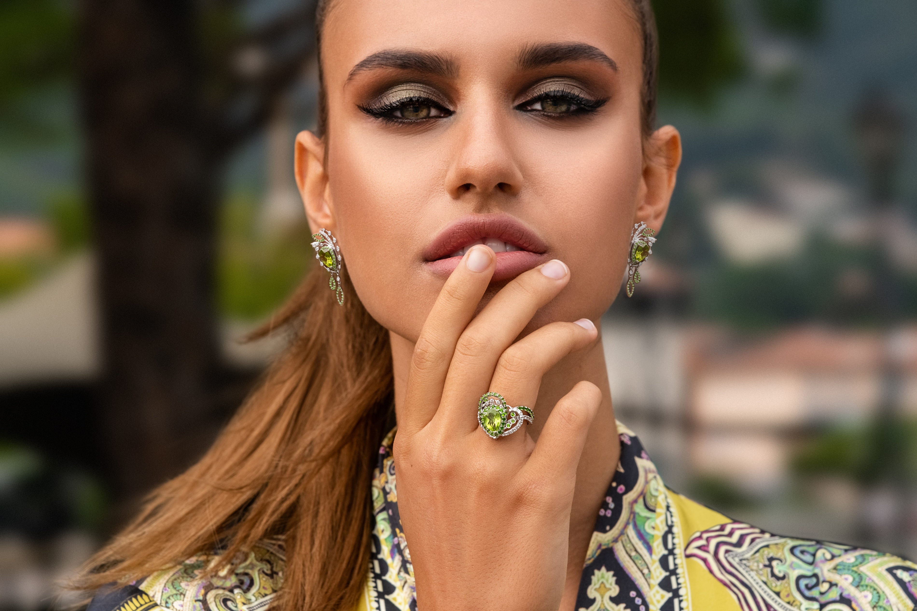 خاتم الأناقة المتألقة من حجر الزبرجد